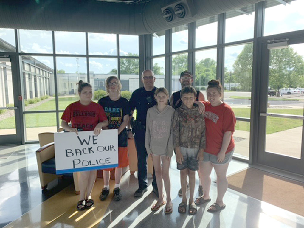 Community members thank E’town police with support event